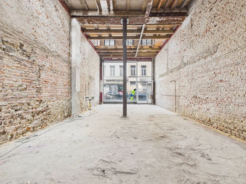 Elsene – Flagey | Handel + woning ±480 m²<br />
Dit ruw gebouw met een totale oppervlakte van ongeveer 480 m² ligt vlak bij het Eugène Flageyplein en