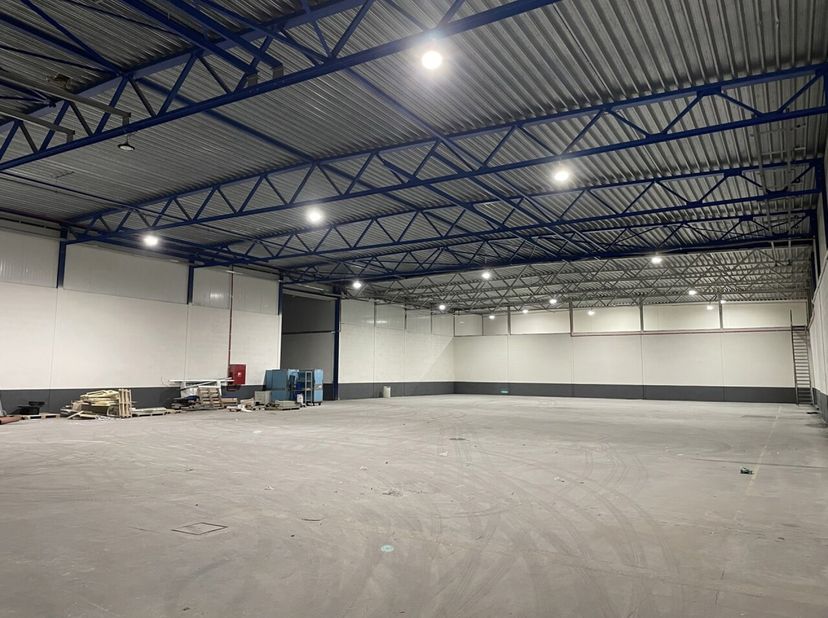 unit 2 van 1180 m² is gelegen in een verzorgd en beveiligd complex.<br />
- 1180 m² privatieve opslagruimte<br />
- Sectionaalpoort + aparte toegangs