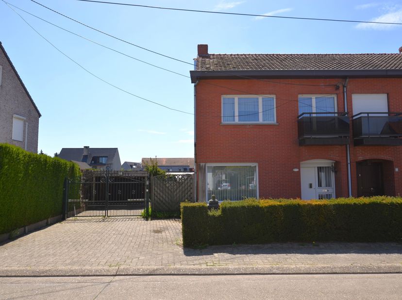 Gelegen in een rustige doodlopende straat op een uitstekende locatie, vindt u deze charmante halfopen bebouwing met drie slaapkamers, een garage en di