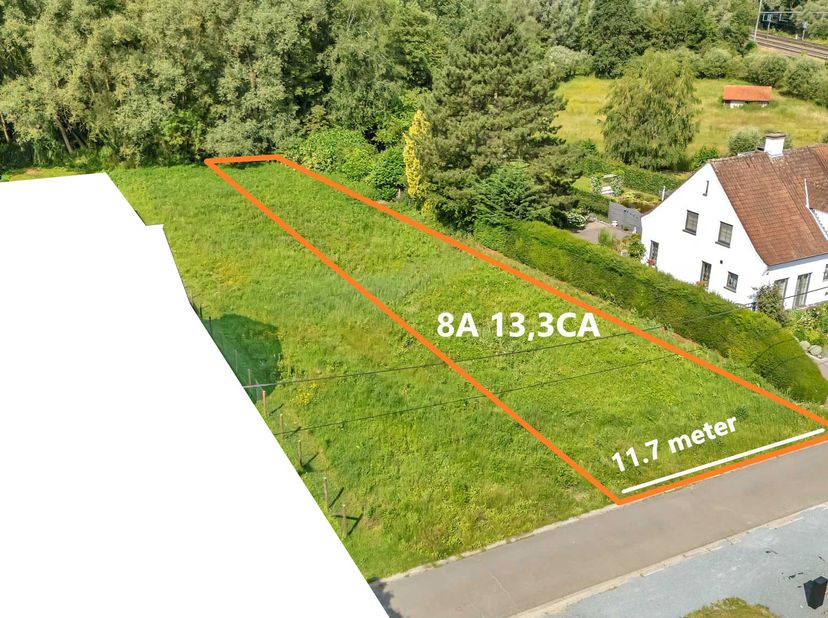 In de Hopstraat bevindt zich deze gunstig gelegen bouwgrond voor een halfopen bebouwing, bestaande uit lot 1A (572,34 m²) en de achterliggende tuinzon