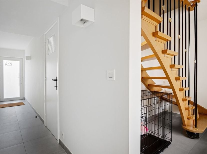 Volledig vernieuwde energiezuinige gezinswoning met dubbele inpandige garage<br />
Richtprijs: 425.000 euro<br />
De woning is gelegen in een aangenam