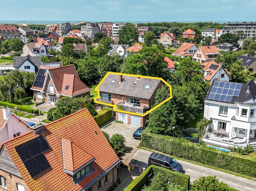 In de rustige en gegeerde Vicognewijk te Bredene bevindt zich dit uitzonderlijk ruime duplex-appartement met een bewoonbare oppervlakte van maar liefs