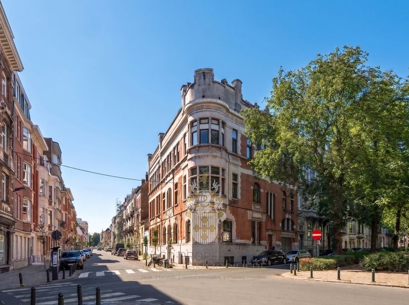 Luxe duplex met een uitzonderlijk karakter – Avenue Louis Lepoutre<br />
Deze prachtige duplex met karakter is ideaal gelegen aan de zeer gewilde Aven