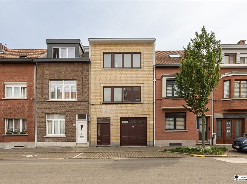 Indeling<br />
Op het gelijkvloers wordt u verwelkomd in een ruime inkomhal die toegang biedt tot de verschillende leefruimtes. De lichtrijke woonkame