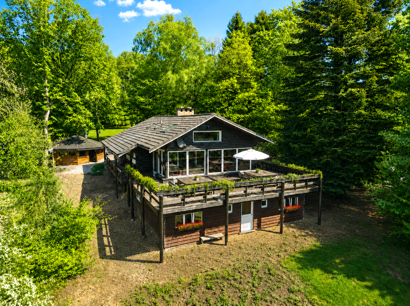 In het hart van de Ardennen ligt Sol Croupet: een uitzonderlijk landgoed dat momenteel in gebruik is en een vergunning heeft als vakantiehuis voor 26