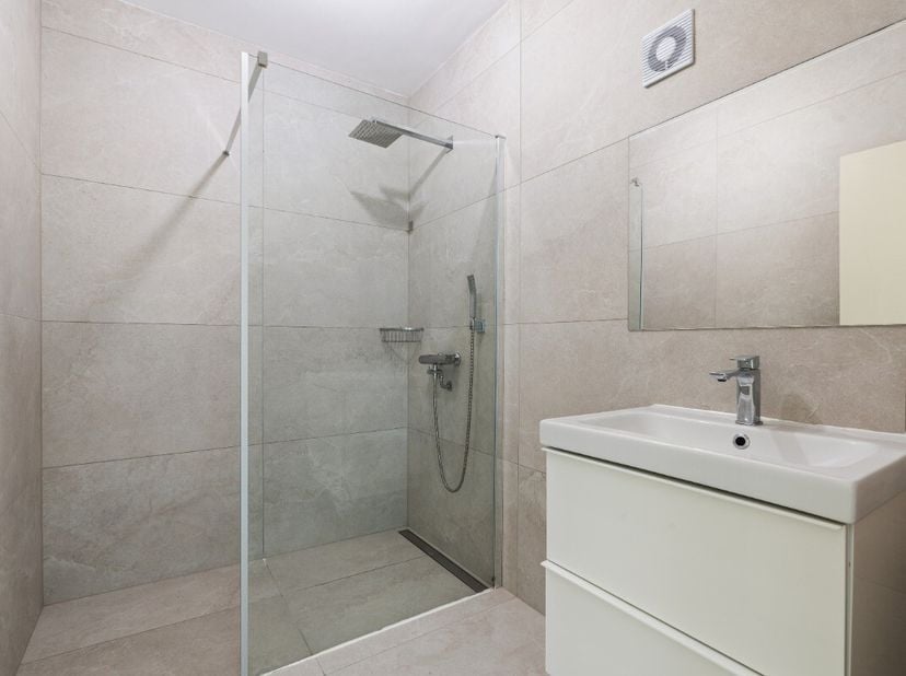 Te koop: vernieuwd appartement in de Slachtersstraat, centraal gelegen in een kleine residentie in Oostende. Dit instapklaar appartement combineert ee
