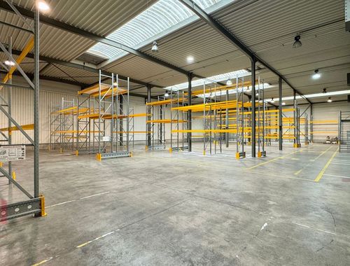                                         Bâtiment d’entreprise à louer à Asse, € 11.000
