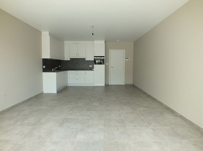 Gelijkvloers nieuwbouwappartement (93 m²) met 2 slaapkamers en mooi terras gelegen in het centrum van Lommel.<br />
INDELING<br />
Inkomhal, woonkamer