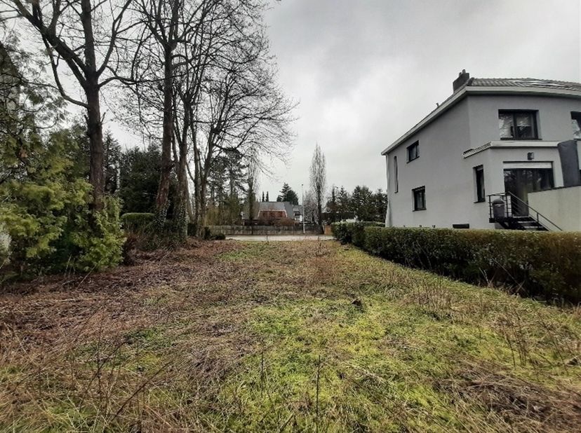 Prachtige bouwgrond gelegen op een paar honderd meter van de Britse school.<br />
Deze zuid gerichte grond heeft een breedte aan de straatkant van  +/