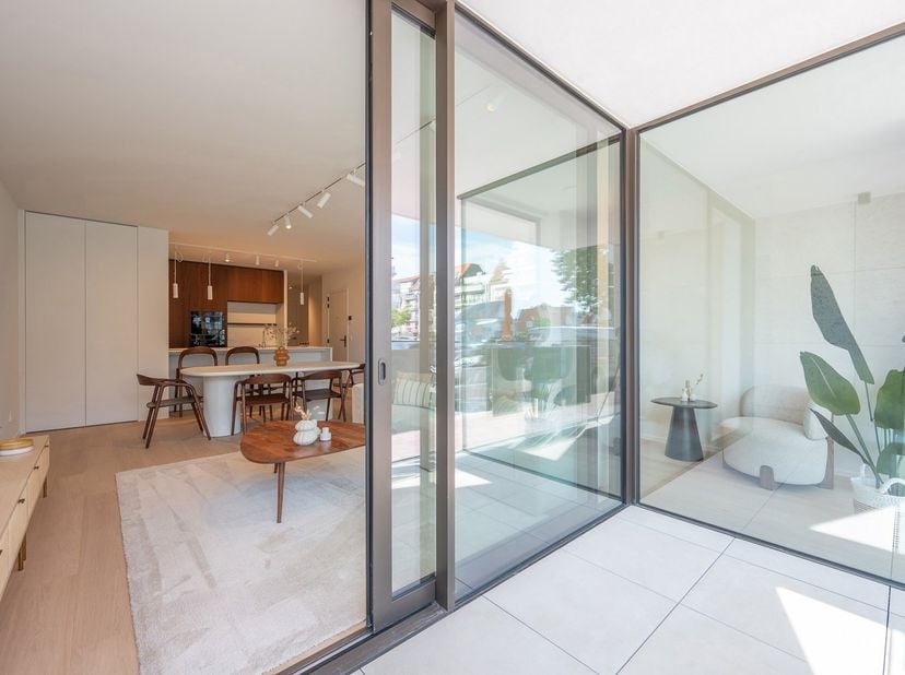 Nieuwbouw appartement op een centrale ligging te Knokke, vlakbij het Zegemeer, de Lippenslaan, het station en op wandelafstand van het strand. Indelin