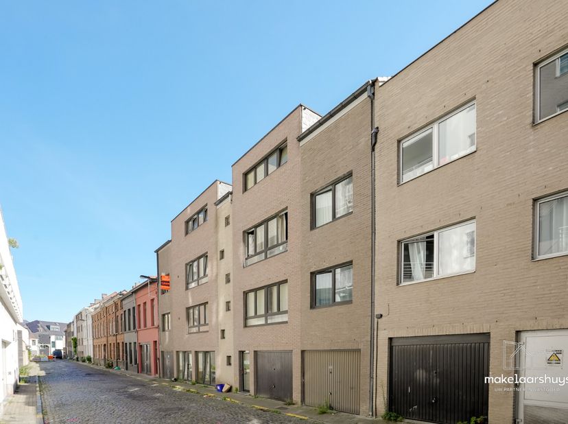 Ga naar de website van de makelaar en schrijf u daar in voor de bezoekdag<br />
makelaarshuys.be<br />
<br />
Dit instapklare appartement  is gelegen