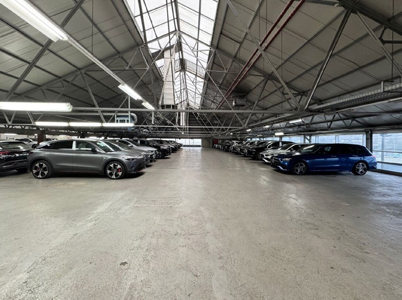 Polyvalent gebouw te huur. <br />
Het gebouw geniet van een uitstekende ligging met zeer goede zichtbaarheid. Het is gelegen aan de Groenendallaan 395