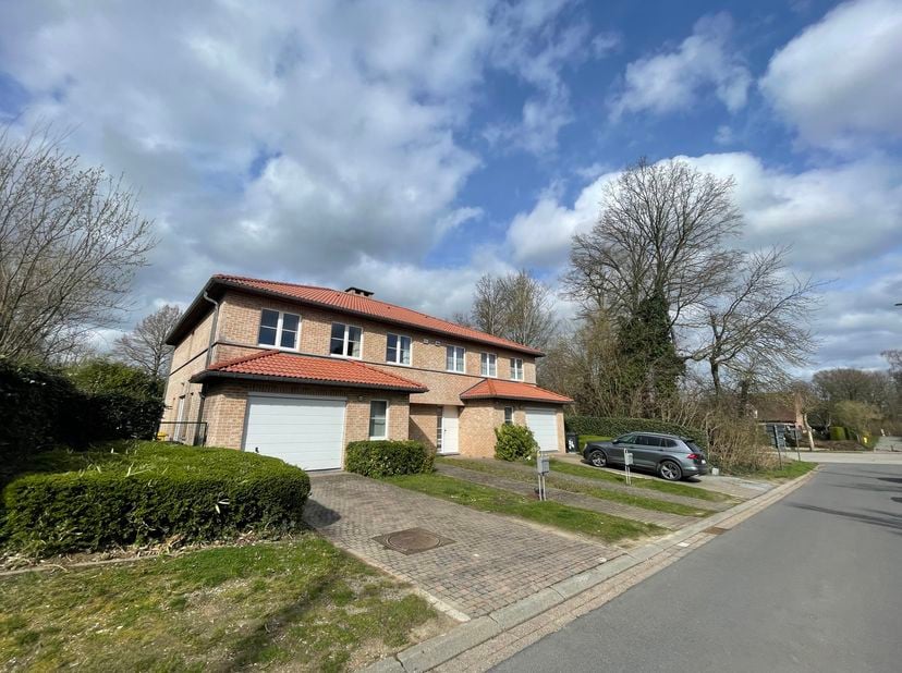 STERREBEEK, bij de Deutsche School. Mooi huis (4 slaapkamers/3 badkamers) van 215 m&amp;sup2; met garage en tuin van 4 are. Het bestaat uit een inkomhal m