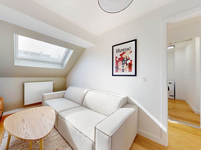 Infos et visites : 02 315 51 71<br />
Découvrez un appartement contemporain, entièrement rénové et chaleureux, idéalement situé à Schaerbeek. À proxim