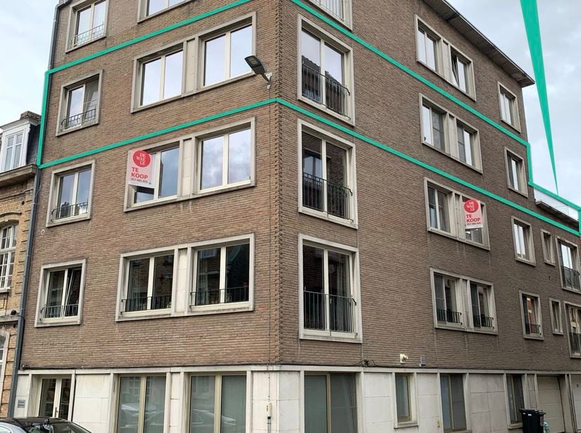 Lichtrijk 3-slaapkamerappartement met ruim terras en parkzicht in het centrum van Ieper<br />
<br />
Dit aangename appartement bevindt zich op de derd
