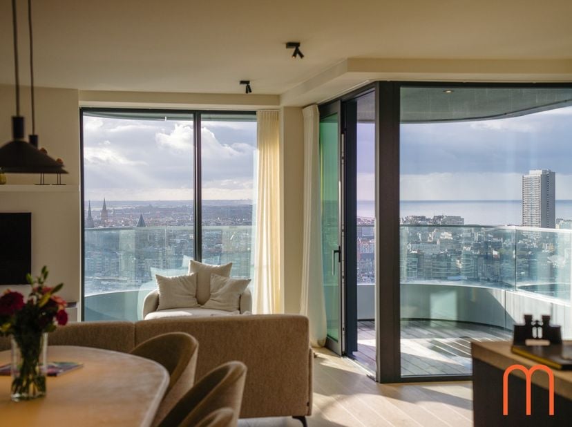 Exclusief wonen op de 22ste verdieping van residentie Ensor Tower II<br />
<br />
Ontdek dit uitzonderlijk luxueuze en volledig gemeubelde appartement