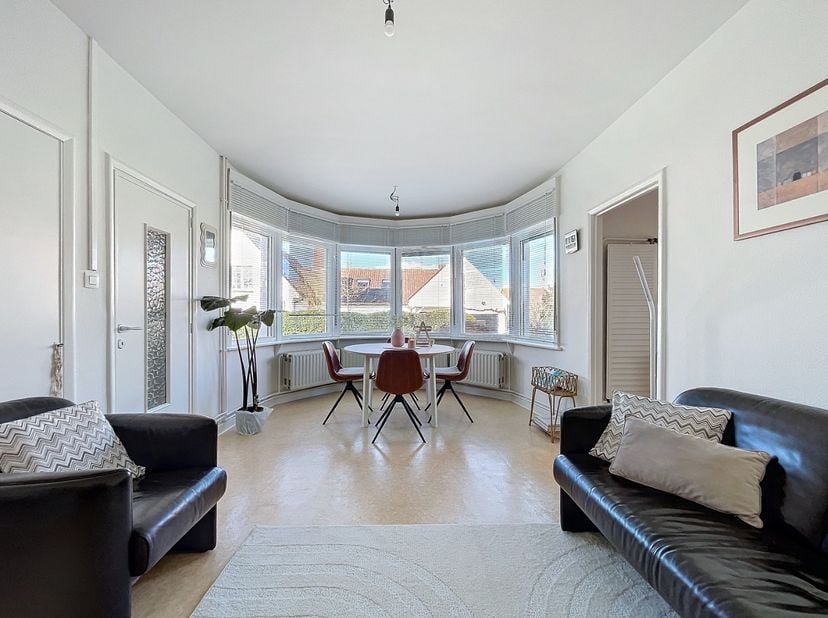 Uiterst rustig gelegen (gelijkvloerse) woning, op wandelafstand van het centrum van Sint-Idesbald.&amp;nbsp; De woning is geschikt voor zowel permanente b