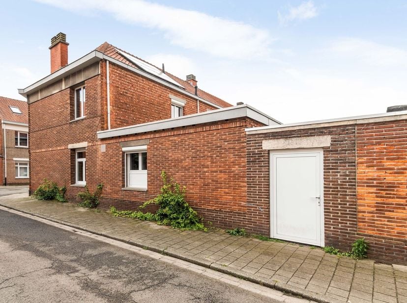 127 u00Gerenoveerde hoekwoning met 3 slaapkamers en tuin<br />
Deze gerenoveerde gezinswoning met 3 slaapkamers is gelegen op een gunstige locatie in