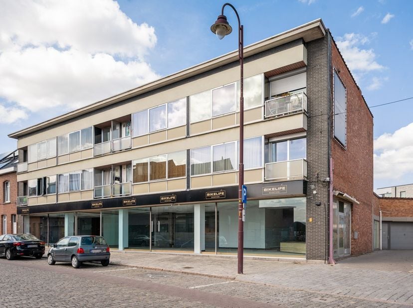 Op een uitstekende en centrale locatie in Duffel vinden we deze veelzijdige eigendom met een indrukwekkend handelspand van maar liefst 458 m², gecombi