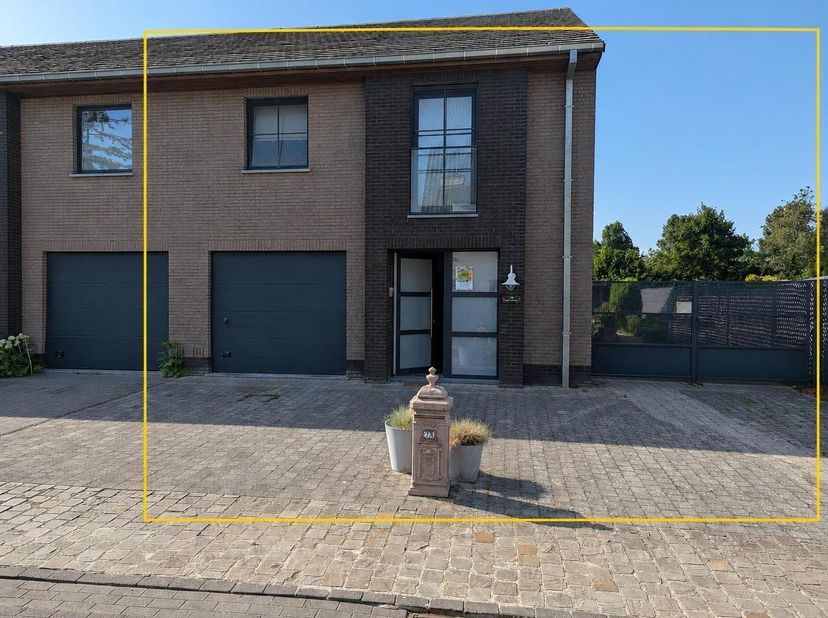 IInstapklare halfopen bebouwing met zonnige tuin in Zandvoorde<br />
<br />
216 m² bewoonbare oppervlakte | 337 m² perceel | 3 slaapkamers | Garage |