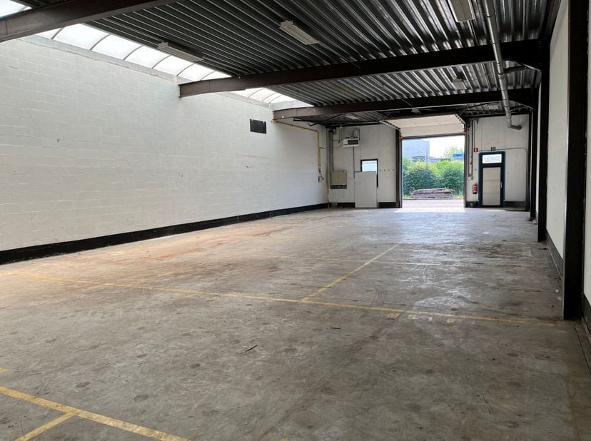 KMO UNIT 9A, 240m², te huur in Industriepark ‘Klein Gent’, strategisch gelegen bij de op- en afrit 21 Herentals-Industrie van de E-313. Beschikbaarhei