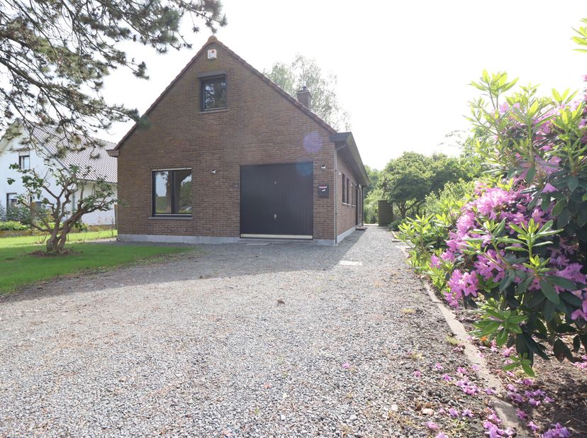 – BEZOEKEN OPGESCHORT –Charmante vrijstaande villa met terras en prachtige tuin, ideaal gelegen in een rustige omgeving en dicht bij voorzieningen en