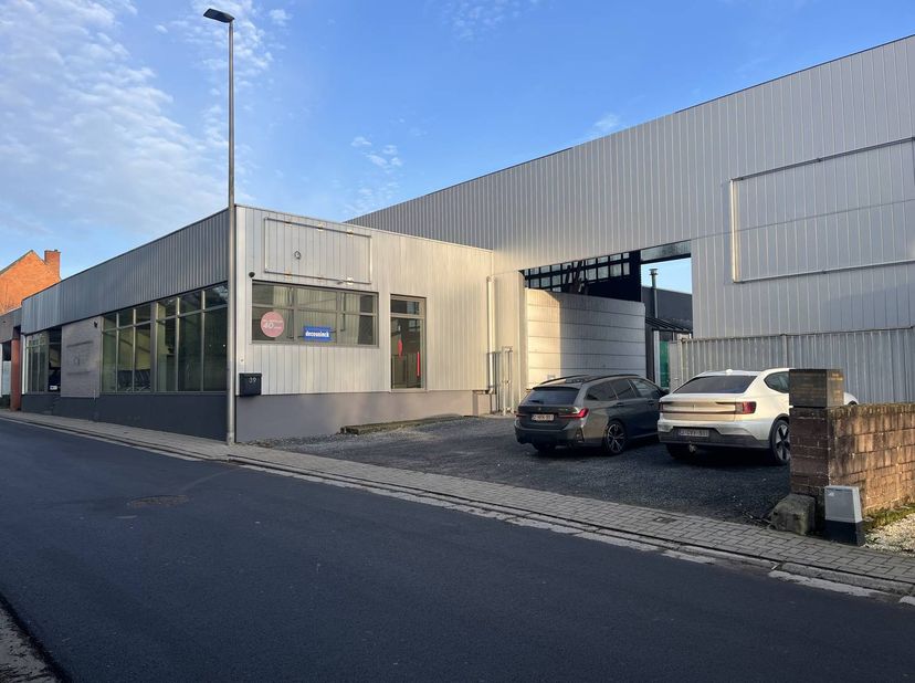 Entrepôt d'environ 800 m² pour stockage à louer à Audenarde, près de la N60.<br />
<br />
Commodités :<br />
- Sanitaire<br />
- Coin cuisine<br />
-