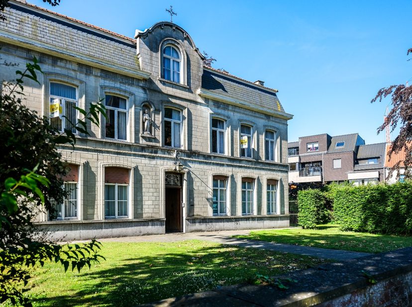 Pal in het centrum van Izegem vinden we deze imposante herenwoning terug. Typerend door zijn vele ruimten, hoge plafonds, ligging en karaktervolle uit