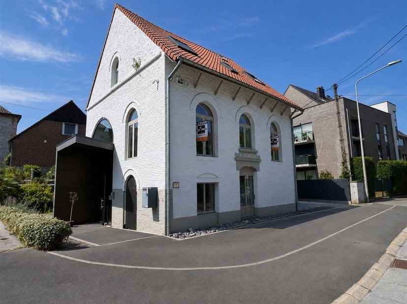 Prachtig kantoorgebouw bestaande uit 4 privékantoren en 2 open ruimtes, ideaal gelegen aan de rand van de stad Doornik, vlak bij de belangrijkste snel
