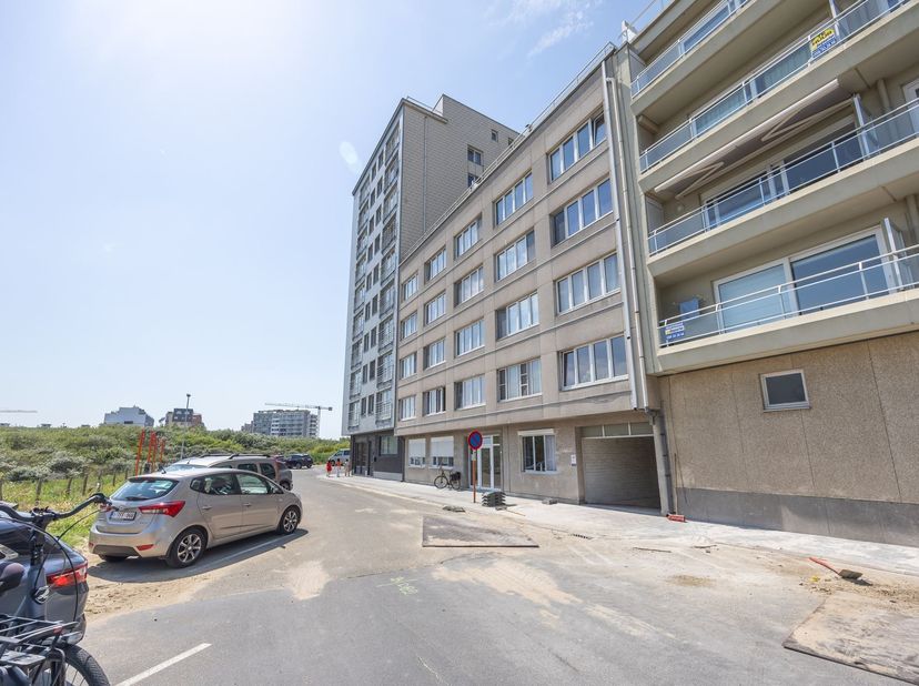 Gelijkvloers appartement op rustige ligging tegen de Zeedijk en dichtbij het winkelcentrum.  Indeling : inkomhal, woonkamer, halfopen keuken, badkamer