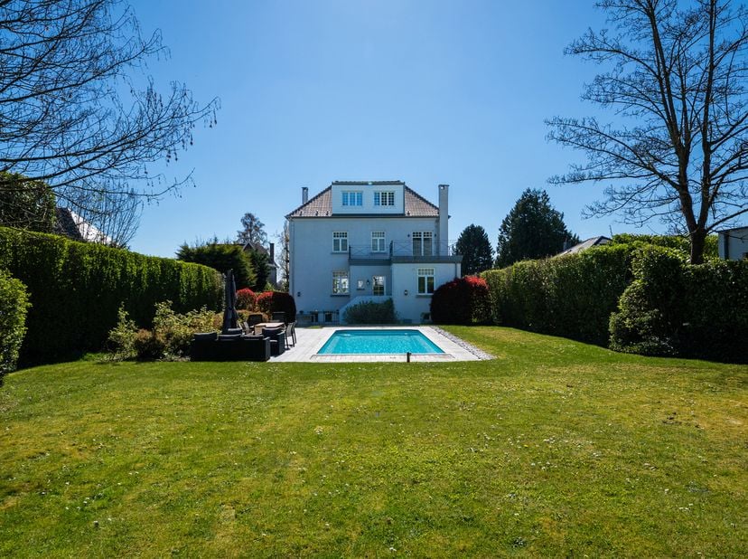 WATERLOO – Faubourg, Splendide VILLA (5CH/6SDB/PISCINE) de ± 410 m² en excellent état offrant de très beaux volumes et une agréable luminosité. Entièr