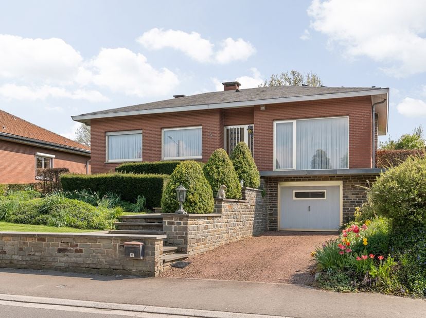 Bungalow 4 façades avec garage intégré, située sur une parcelle orientée plein sud de 10a27ca, dans le cadre rural de Fourons le compte. Dans cette co