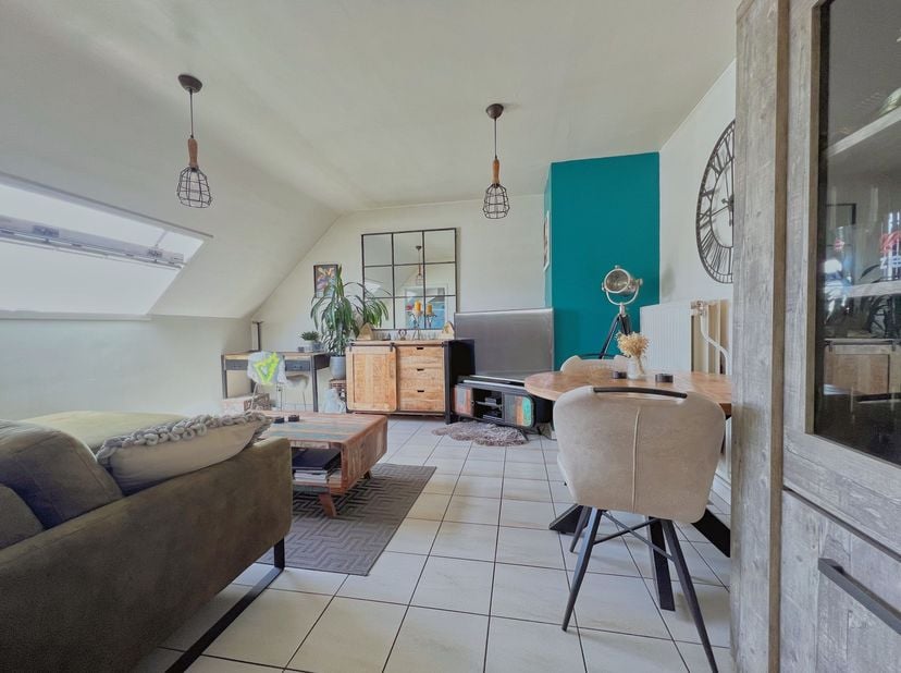 Dit lichtrijk appartement bevindt zich in het hartje van Torhout, op wandelafstand van handelszaken en op een boogscheut van diverse invalswegen. Het