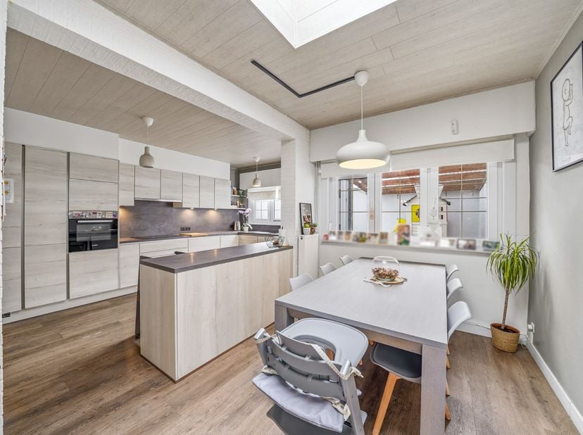 Deze instapklare rijwoning combineert ruimte, comfort en een praktische indeling. Met vier slaapkamers, twee badkamers, een garage en een gezellig ter