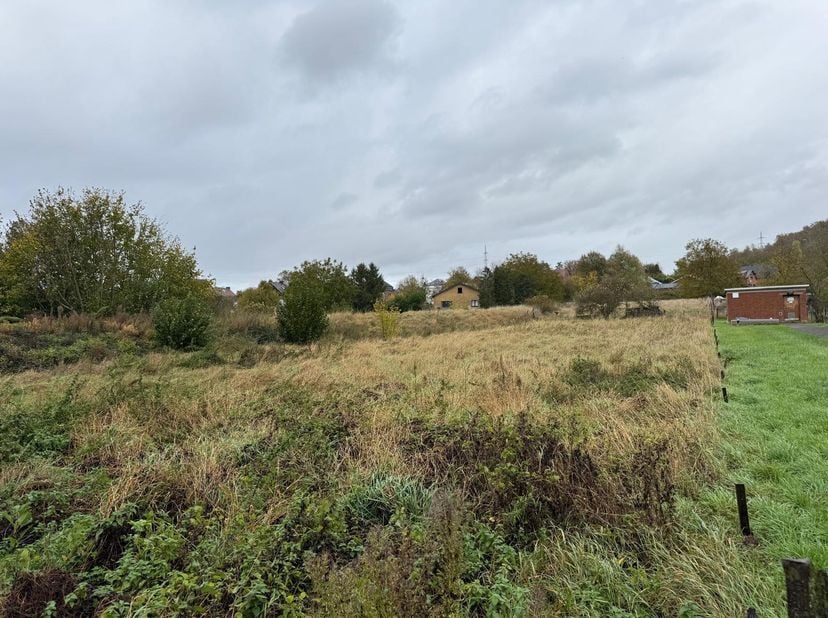 Nous vous proposons cette magnifique parcelle à bâtir d’une superficie de 1.800 m², idéalement située dans un cadre verdoyant et paisible, à la campag