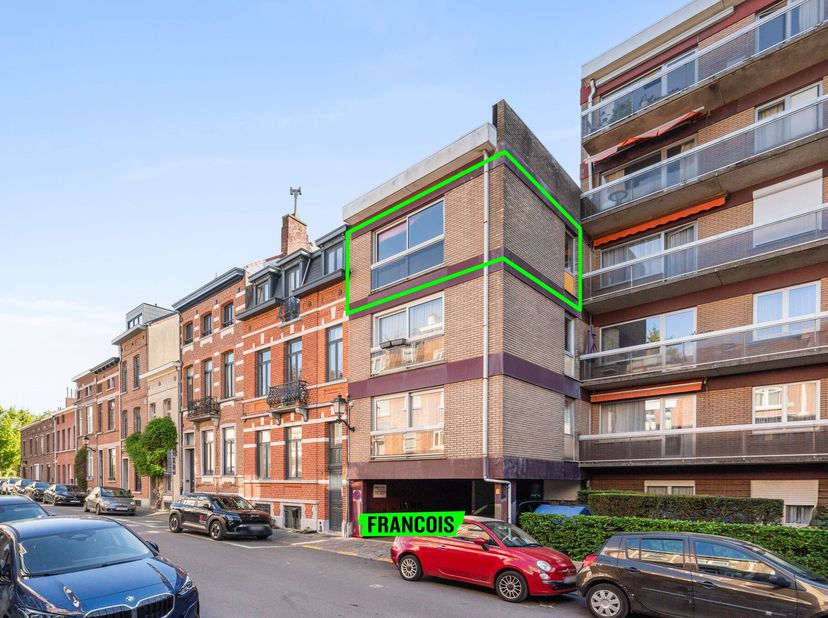 Ontdek dit aangenaam appartement met een bewoonbare oppervlakte van ca. 54 m² (EPC), gelegen op de derde verdieping van de kleinschalige residentie Le