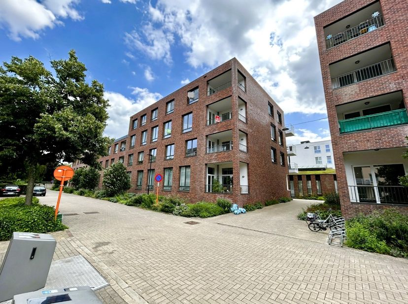 Deze assistentiewoning is rustig gelegen en toch in het centrum van Geel, op wandelafstand van De Markt van Geel, winkels, het cultuurcentrum De Werft