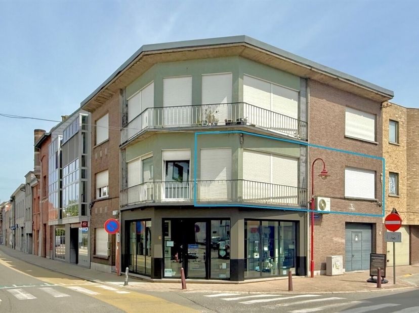 1-kamer appartement op 1ste verdieping in het centrum van Londerzeel. <br />
Indeling: living, keuken, hal, toilet met lavabo, kamer met doucheruimte.