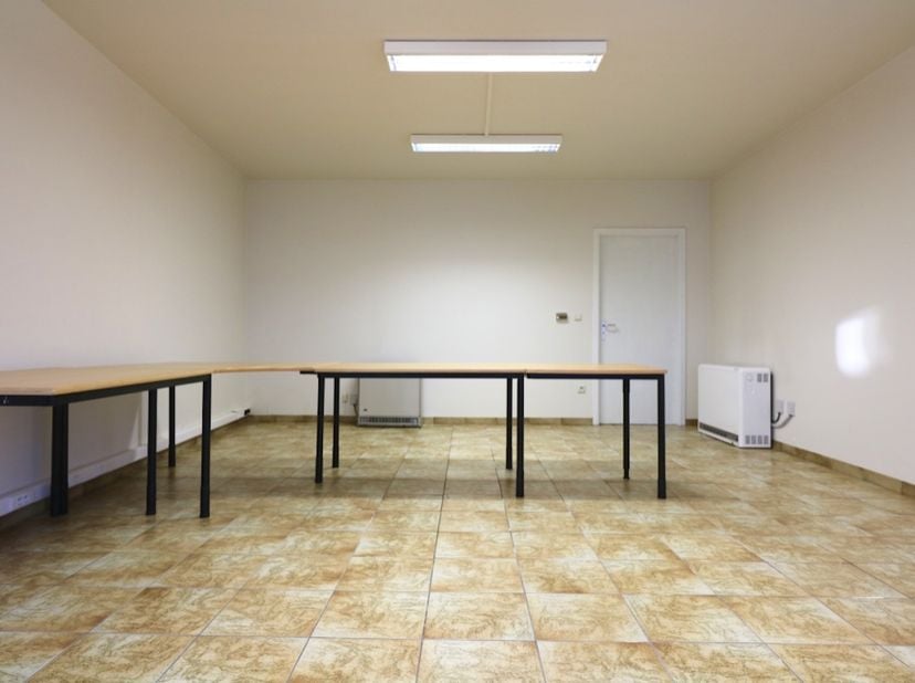 Dit handelspand is ideaal gelegen nabij belangrijke invalswegen en geniet van een vlotte bereikbaarheid. <br />
<br />
Het pand bestaat uit twee afzon
