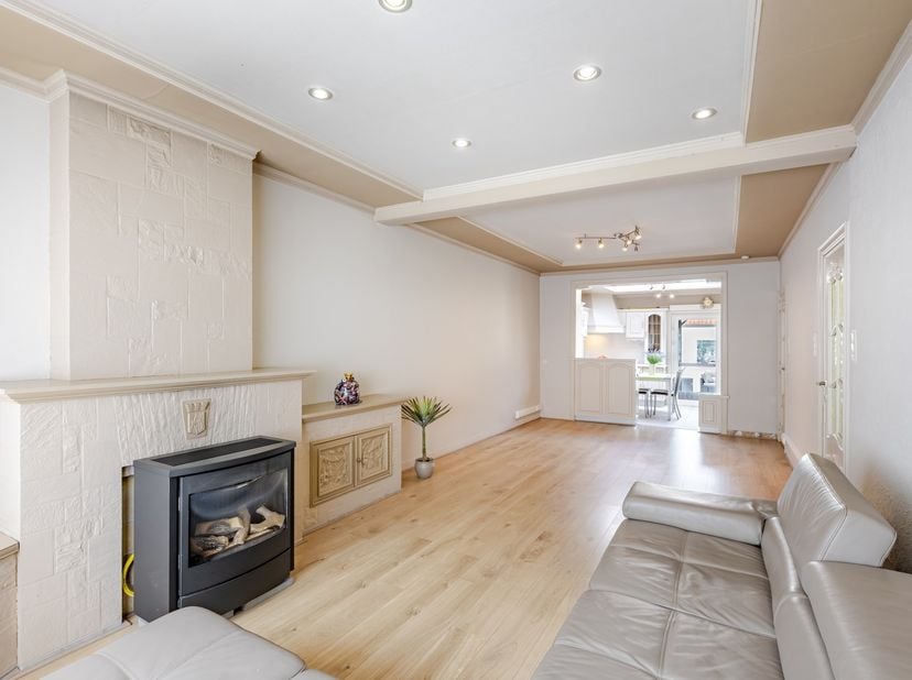 Op zoek naar een ruime en goed onderhouden woning in Aalst? Dan is deze instapklare gezinswoning beslist een bezoek waard!<br />
<br />
Bij het betr