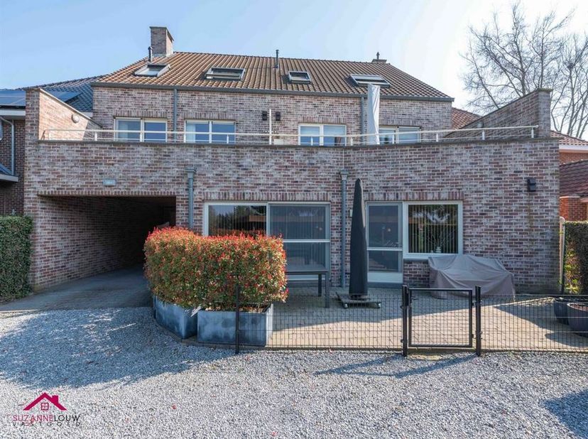 Residentie bestaande uit 3 appartementen met carport, berging en tuinzone. Interessante opbrengsteigendom!<br />
<br />
Troeven<br />
- Alle facili