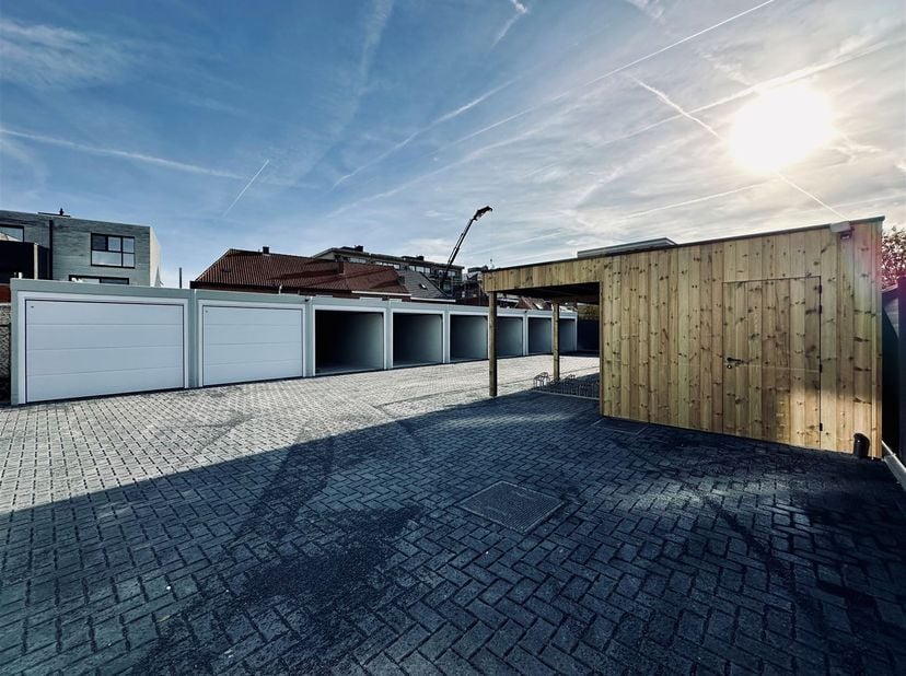 Deze garagebox is gelegen in het centrum van Beveren en maakt deel uit van residentie Léon. <br />
<br />
De volledig afgesloten garagebox bevindt z