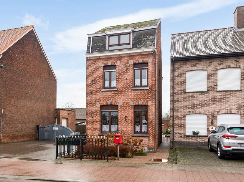 Te renoveren halfopen bebouwing met zuidoostelijke tuin en garage in Tisselt<br />
De woning geniet van een gunstige ligging met winkels, scholen, ope