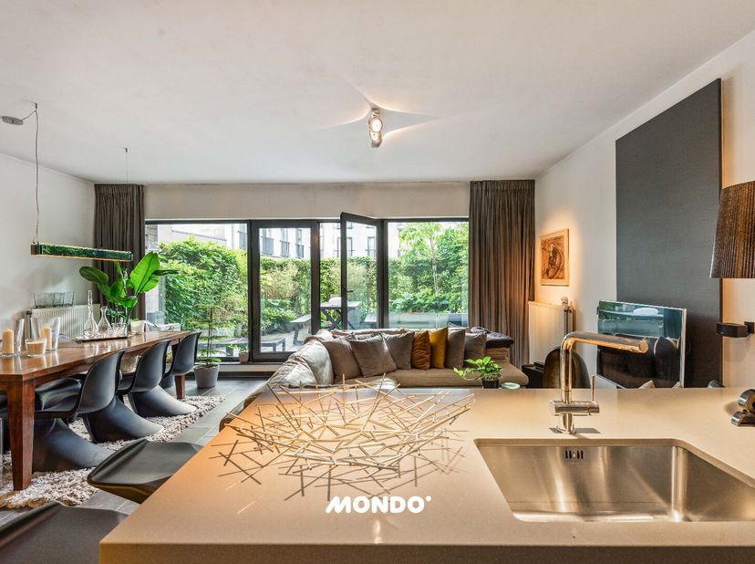 Instapklaar gelijkvloers appartement met terras én private garagebox in hartje Antwerpen!<br />
Op zoek naar de ideale starterswoning of een slimme op