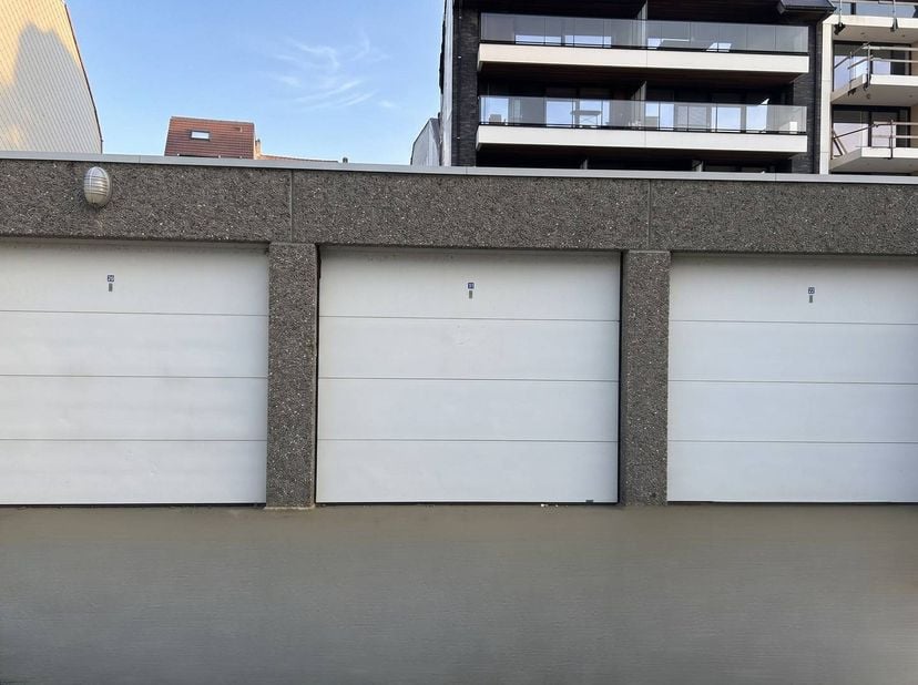 De bovengrondse garagebox is gelegen in de Kerkstraat te centrum Middelkerke. Ideale investering aan de kust. De garagebox is 14m2 en is voorzien van