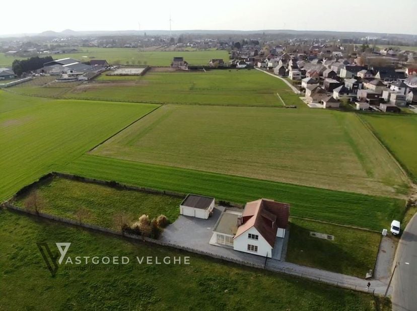 <br />
We presenteren met trots deze vrijstaande, gerenoveerde woning op een uitzonderlijk perceel van 1.805,04 m², gelegen in alle rust en omgeven do