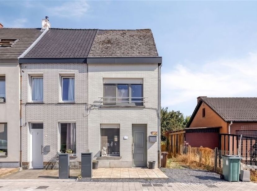 Woning in heel goede staat, met conformiteitsattest. Heeft op het gelijkvloers de living, ingerichte keuken (dubbele gootsteen, fornuis, dampkap, oven