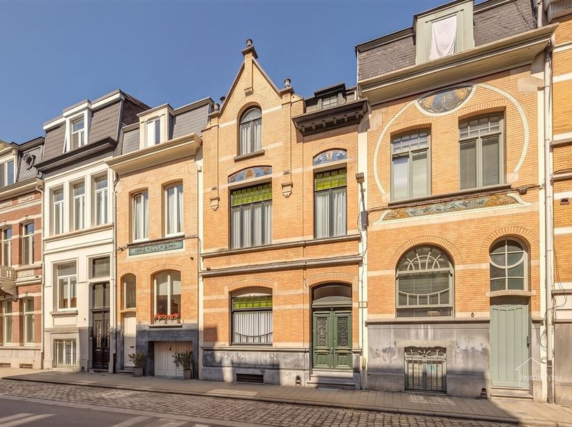 Maison de maître authentique avec 4 chambres et jardin. <br />
Immeuble de maître majestueux qui a su préserver de manière unique le charme dantan. De