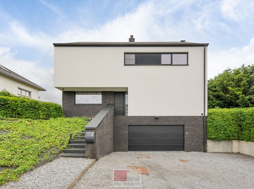 Energiezuinige, moderne woning met een bewoonbaar oppervlakte van circa 195 m², gelegen op een perceel van 776 m² in een rustige en groene omgeving. D