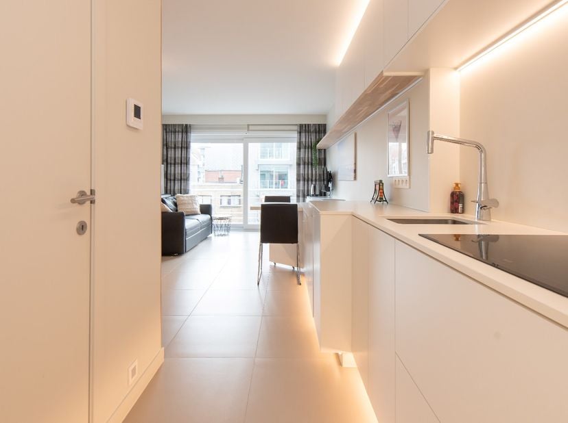 In de Residentie Mermaid II, in het hartje van Nieuwpoort Bad bevindt zich deze top gerenoveerde studio (maatwerk en oog voor detail).<br />
Deze lich
